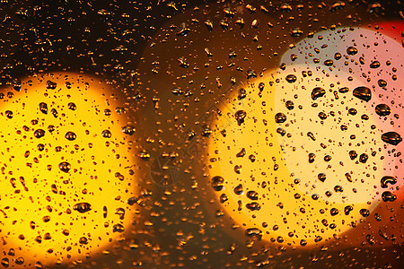 玻璃上的雨滴街道车辆交通旅行汽车宏观窗户叶子天气金属图片