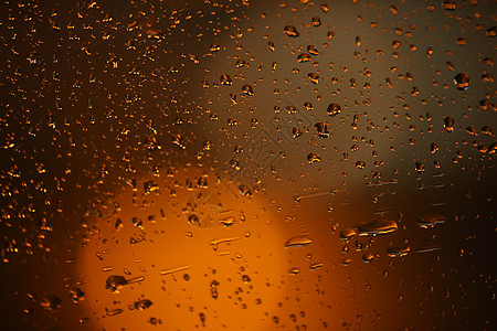 玻璃上的雨滴窗户反射液体汽车淋浴街道旅行宏观叶子城市图片