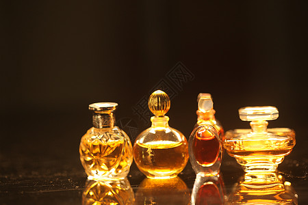 带金盖的香水瓶宏观化妆品调香师镜头香水瓶子玻璃用品魅力液体图片