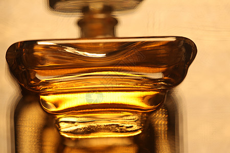 带金盖的香水瓶身体玻璃魅力洗漱护理用品香味液体宏观反射图片