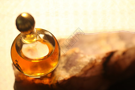 带金盖的香水瓶玻璃液体香味身体洗漱宏观护理反射香水魅力图片