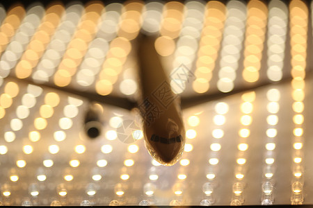 准备在机场起飞的航班喷射环境乘客阳光鸟瞰图航空公司地球翅膀飞行路径图片