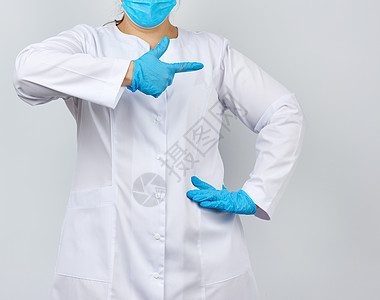 身着白大衣 手有纽扣 穿蓝发的白外服女医务人员女士工作室外套手指护士手臂医院展示医师药品图片