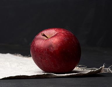 红色的红成熟苹果躺在灰色纸巾上 黑色背景水果毛巾饮食收成营养亚麻桌子乡村小吃食物图片