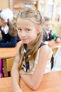 穿着笔记和铅笔的可爱小女孩在户外小学生黑板学习工作簿乐趣写作幸福孩子玻璃领带图片