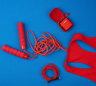 红色运动衬衫 红色跳绳和红衣无线耳机图片