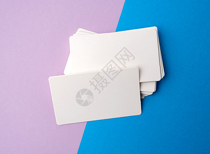 蓝色背景上的一叠长方形白色空白名片推广小样营销床单办公室纸板公司横幅推介会卡片图片