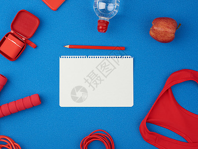 红运动衬衫 红色跳绳和无线耳机技术绳索玩具力量收费蓝色耳机塑料电缆工具图片