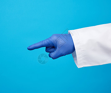 身着白外套的医务人员 穿着蓝色消菌手套 显示图片