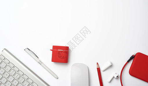 白色无线键盘 红色智能手机 白背面鼠标图片