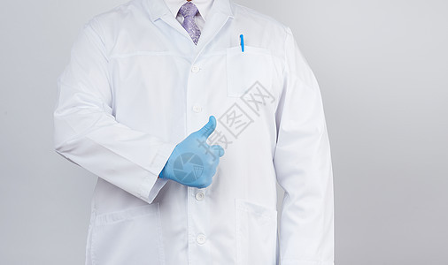 穿着白色大衣和领带的医生用手展示了一个动作从业者医师医疗蓝色男人男性专家情况外套药品图片