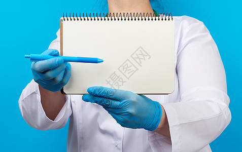 穿白大衣的女医务人员 蓝色乳胶手套文档医疗保险笔记纸笔记工作医师女士治疗师成人记事本图片
