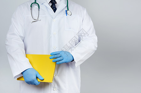 男医生穿着白色医疗大衣和蓝色乳胶面罩男性职业工作笔记笔记本健康保健领带护士医院图片