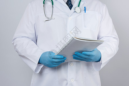 穿白大衣的男医生 有扣子 手持纸条成人诊所笔记纸医疗保险记事本工作护士保健医师蓝色图片