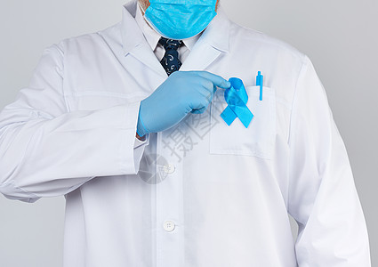 穿白大衣和领带的男医生站在口袋上图片