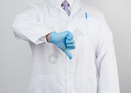 穿着白大衣的医生用按钮显示一种不喜欢的手势w医院拇指外套手臂治疗考试诊所失败护士科学图片