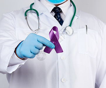 穿白大衣和领带的男医生站着 拿着紫色西装从业者手套蓝色医师外套职业护士疾病成人药品图片