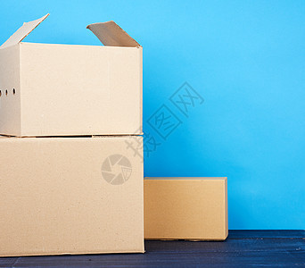 蓝色木制 t上棕色Kraft纸的纸箱纸礼物商业邮政空白店铺回收船运工艺纸板正方形图片