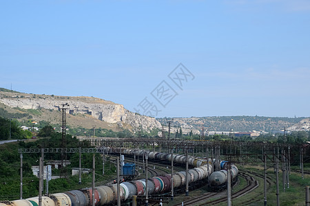 古代采石场对面的铁路轨道领带小路红绿灯危险运输旅行交通突突旋转眼泪图片