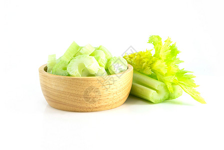 木碗中的新鲜菜菜 切片在Whit上分离白色食物叶子饮食绿色团体蔬菜木头图片