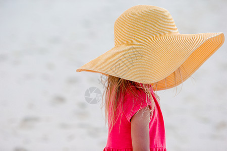 暑假时在沙滩上戴帽子的可爱小女孩情调异国喜悦幸福地平线孩子太阳镜游客海洋微笑图片