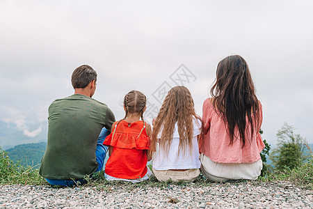 在雾雾中山上美丽的幸福的家 美丽美满的家庭女孩悬崖远足缆车假期闲暇高山运动顶峰蜜月图片