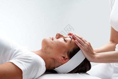 女人在reike课上放松灵气压力人脸保健药物理疗整骨行动女士康复图片