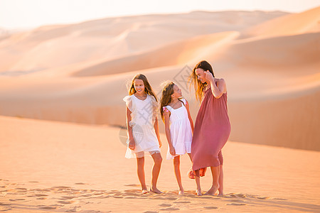 阿拉伯联合酋长国沙漠中的沙丘居民孩子们母亲假期山脊荒野风景滚动日落环境乐趣图片