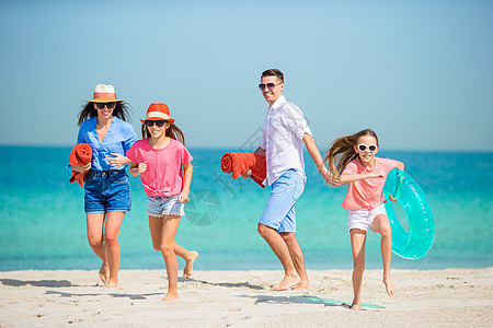 度假的年轻家庭玩得很开心孩子们童年乐趣父亲海滩母亲海洋孩子成人海岸线图片