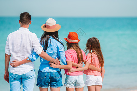 度假的年轻家庭玩得很开心父亲女孩海岸海岸线喜悦支撑幸福假期太阳成人图片