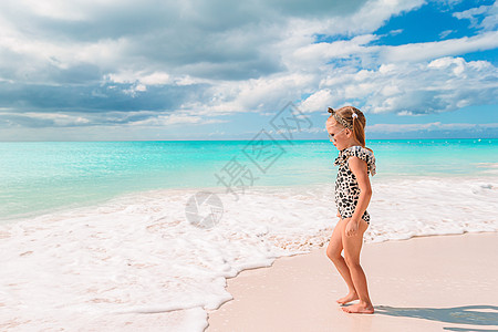 度假期间海滩上可爱的小女孩在caribbean度假旅行沿海冒险幸福支撑游客海景孩子情调乐趣图片
