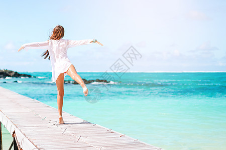 年轻女子在白沙滩上放松图片