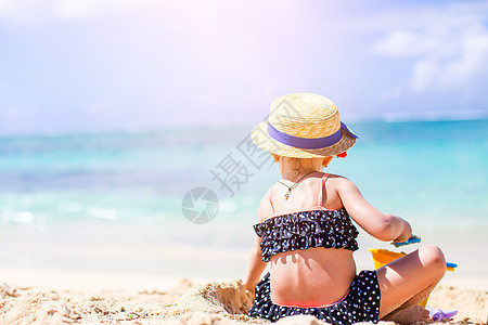 热带白沙滩的小女孩 造沙城堡旅行海岸线婴儿喜悦孩子们女孩太阳孩子假期建筑图片