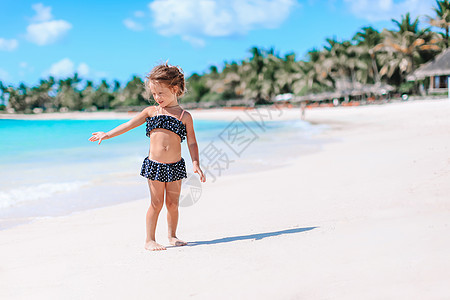 度假期间海滩上可爱的小女孩在caribbean度假旅游冒险海岸线游客旅行热带幸福海景闲暇海洋图片