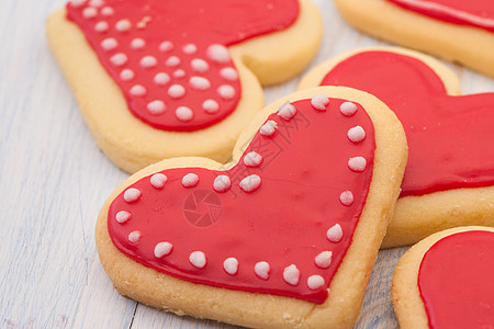 情人节时以红心形状的 cookie甜点食物恋人糕点木板粉色装饰红色假期庆典图片
