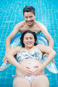 亚裔孕妇 妈妈和刚出生的婴儿 母亲节和国际妇女节 在游泳池放松和娱乐后裔丈夫大腹孩子爸爸家长生活肚子后代母亲图片