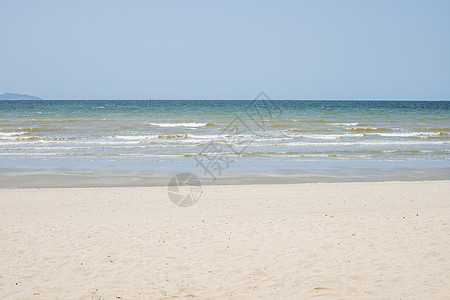 美丽的海滩 有白沙 蓝色和清晰的天空背景图片