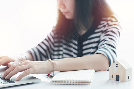 妇女使用笔记本电脑和在家工作自由职业者房子房间互联网职场办公室女性疾病女孩商业图片