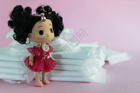 粉红色背景的女性卫生巾纸棉布药品吸收经期女士女孩吸水性手提包卫生化妆品图片