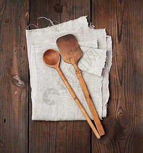 木制旧勺子和灰色纸巾上的毛片图片