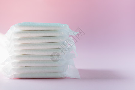 粉红色背景的女性卫生巾纸吸收日历药品手提包棉布化妆品经期软垫女士月经图片