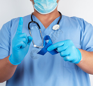 穿蓝制服的医生和不消毒的乳胶手套有黑发炎病人治疗蓝色世界幸存者癌症疾病药品机构海军图片