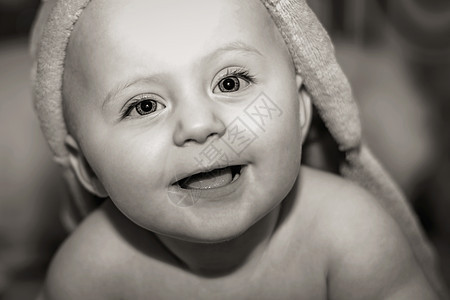 幸福婴儿的B&W肖像图片