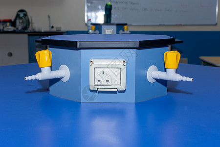 两次科学实验室气体喷嘴和一次蓝色的电流图片
