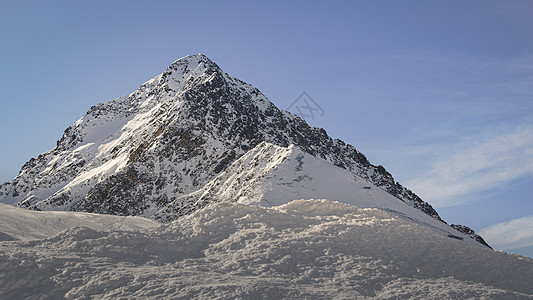 日落在山中娱乐活动顶峰晴天海拔远足滑雪登山阳光旅行图片