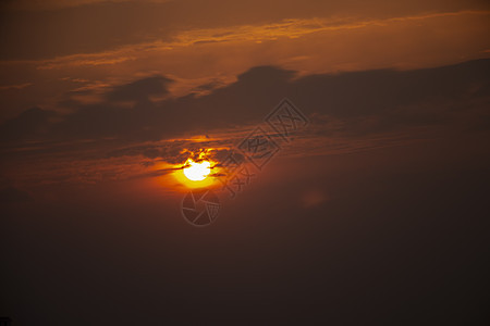 阴云的天空金色阳光 云下的太阳场景飞机日落夕阳空气旅行天堂气氛戏剧性地平线图片