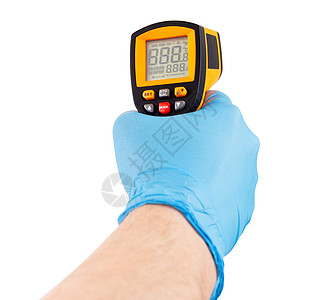 以黄色红外无接触温度计瞄准的蓝色医疗乳胶手套 在白色背景 模拟显示状态和所有物体上隔离于白底图片