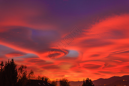 扁豆云的落日壮观 描绘着奥拉的天空图片