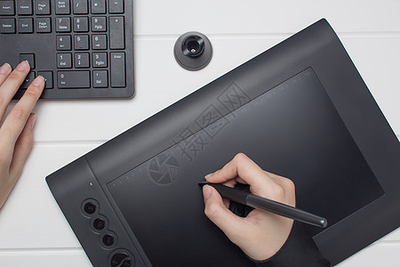 在数字平板电脑上工作的图形设计师 手画在艺术家女士键盘数字化草图商务素描创造力技术办公室图片