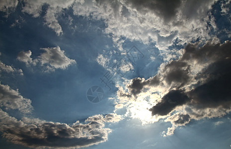 闪闪发光 清空美丽的云朵摄影环境视图蓝色风景画幅空气气象天空太阳图片
